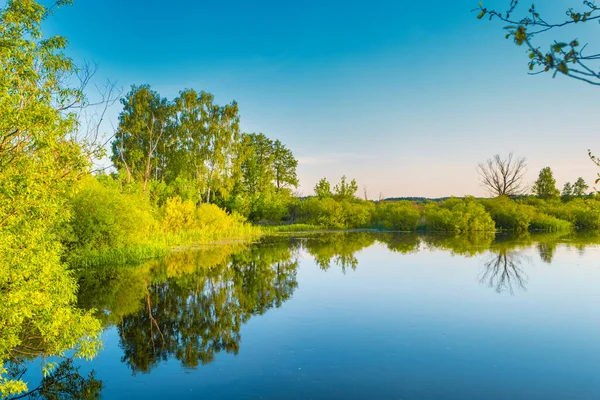 Järven Vesi Auringonlasku Luonto Syksyn Maisema Sininen Taivas — kuvapankkivalokuva