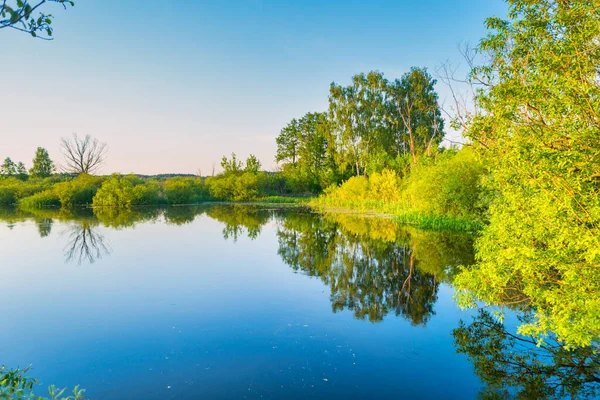 Järven Vesi Auringonlasku Luonto Syksyn Maisema Sininen Taivas — kuvapankkivalokuva