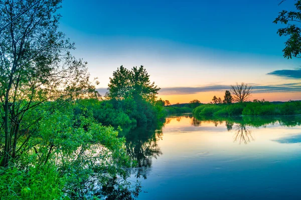 Järven Vesi Auringonlasku Luonto Syksyn Maisema Sininen Taivas — kuvapankkivalokuva