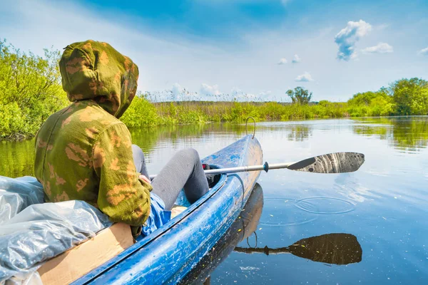 Człowiek Spływie Kajakowym Błękitną Rzekę Krajobraz Zielony Las Drzewami Błękitne — Zdjęcie stockowe