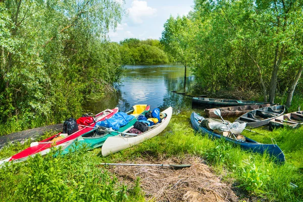 Wiele Załadowanych Kajaków Ładunkiem Brzegu Rzeki Zielonymi Drzewami Krzewami — Zdjęcie stockowe