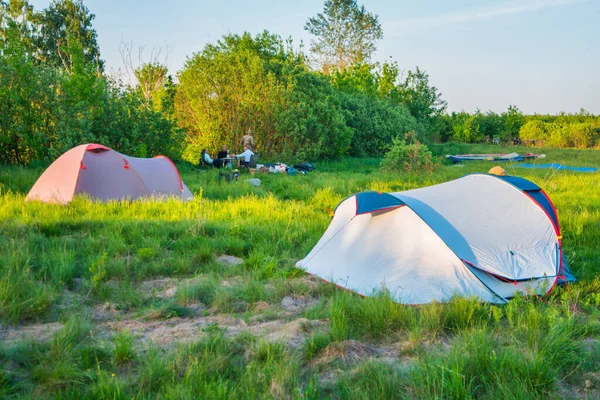 Campeggio Tenda Tramonto Prato Verde Nella Foresta — Foto Stock