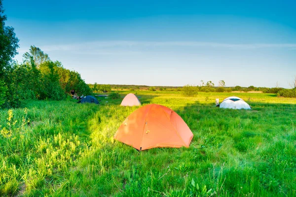 Zeltlager Campen Bei Sonnenuntergang Auf Der Grünen Wiese Wald Und — Stockfoto
