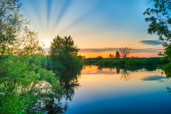Sjövatten Solnedgång Och Solstrålar Naturen Landskap Med Solnedgång Himmel — Stockfoto