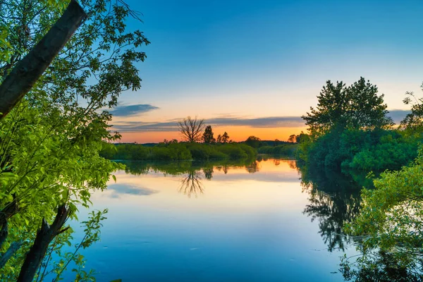 Järven Vesi Auringonlasku Luonto Syksyn Maisema Sininen Taivas — kuvapankkivalokuva