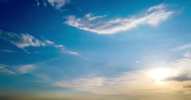 Gün batımında gökyüzü ve bulutlar yağmur ile birlikte gün batımında gökyüzü arka planında başlar. Zaman Ayarı 4K Klibi 30 Fps