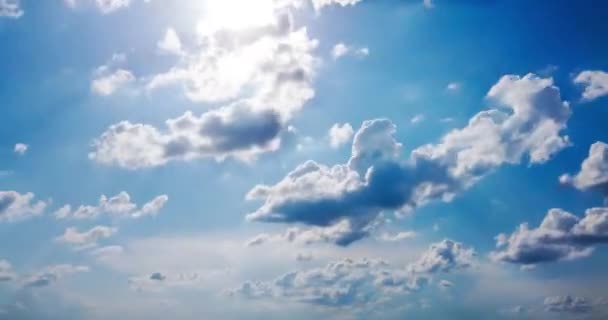 Beyaz Bulutların Güneş Işığıyla Mavi Gökyüzünde Hareket Etmesinin Zamanaşımı Zaman — Stok video