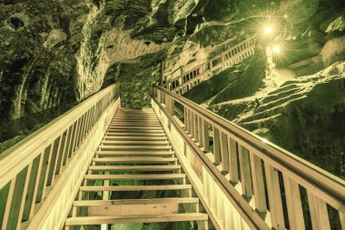 Wieliczka tuz madeninin koridorundaki yeraltı merdivenleri.