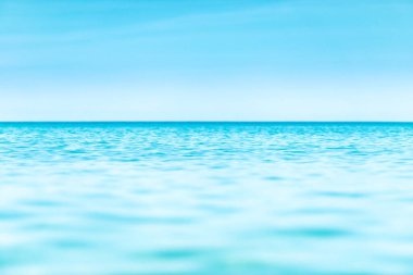 Gökyüzü ve bulutlu mavi deniz suyu. Doğa için mavi doku.