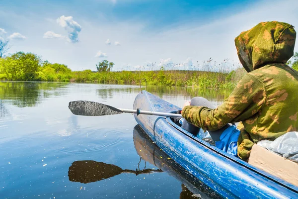 Człowiek Spływie Kajakowym Błękitną Rzekę Krajobraz Zielony Las Drzewami Błękitne — Zdjęcie stockowe