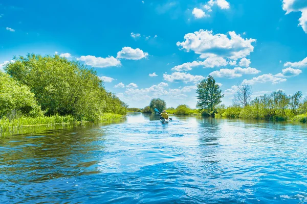 Para Spływie Kajakowym Błękitnym Krajobrazie Rzeki Zielonym Lesie Drzewami Błękitne — Zdjęcie stockowe