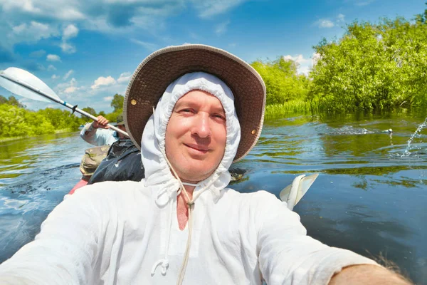 Hombre Sonriente Con Capucha Blanca Sombrero Tomando Foto Selfie Kayak —  Fotos de Stock