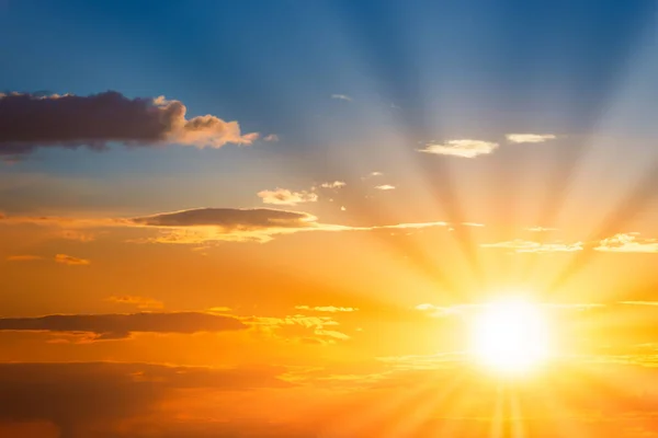 Gün Batımında Güneş Işınları Mavi Turuncu Renkli Günbatımı Bulutlarıyla Gökyüzünde — Stok fotoğraf
