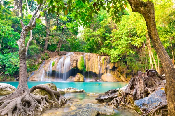 Trópusi Táj Gyönyörű Vízeséssel Smaragd Sziklák Nagy Gyökerek Vad Dzsungel — Stock Fotó