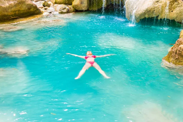 Mujer Joven Pelirroja Traje Baño Bikini Rosa Nada Agua Azul —  Fotos de Stock