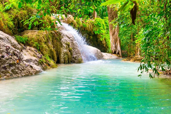 Tropisch Landschap Met Prachtige Waterval Wild Regenwoud Met Groen Gebladerte — Stockfoto