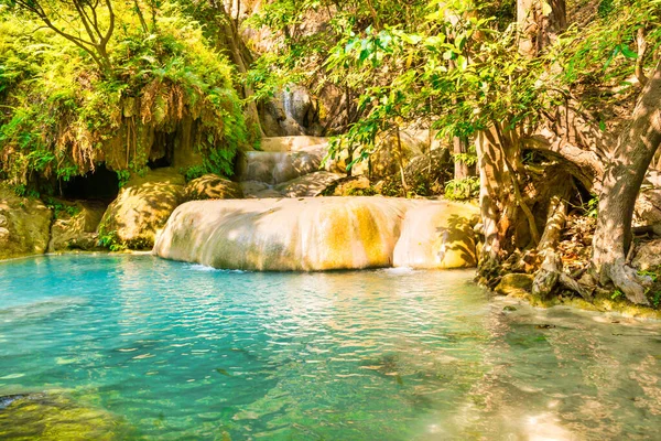 Paisaje Tropical Con Hermosas Cascadas Cascada Árboles Verdes Selva Salvaje —  Fotos de Stock