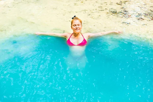 熱帯湖のエメラルドブルーの水でピンクビキニ水着の赤い髪の若い女性がリラックスします 台湾国立公園 カンチャナブリ — ストック写真