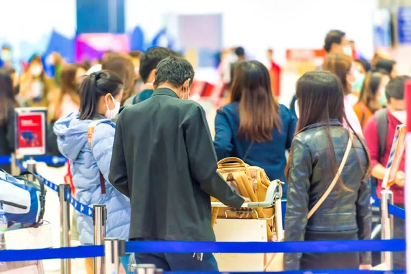 Tłum Ludzi Bagażem Czekających Kolejce Lotnisku Podczas Kwarantanny Koronawirusowej — Zdjęcie stockowe