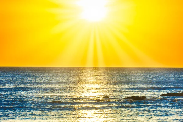 Zonsondergang Zee Strand Met Rotsen Zonsondergang Zon Dramatische Hemel — Stockfoto