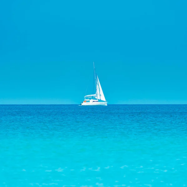 Yate Blanco Sobre Mar Azul Con Agua Azul Cielo —  Fotos de Stock