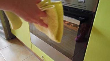 Kadın, fırındaki sıcak fırından bir sürü geleneksel lezzetli hamur işi alıyor. 4K klibi