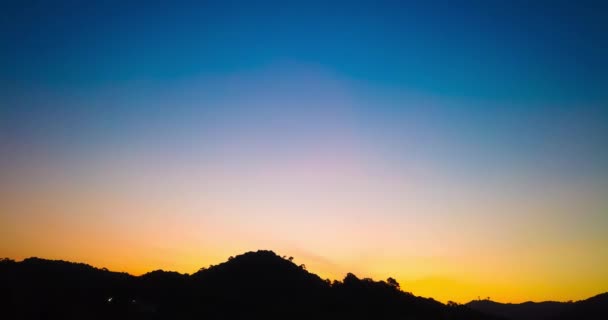 Timelapse Belo Nascer Sol Sobre Montanhas Com Céu Dramático Nuvens — Vídeo de Stock