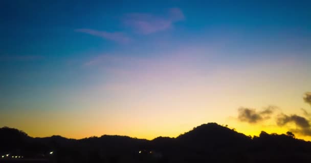Timelapse Belo Nascer Sol Sobre Montanhas Com Céu Dramático Nuvens — Vídeo de Stock