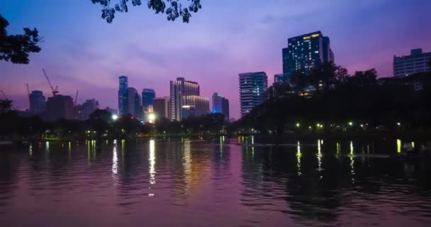 Zeitraffer Des Dramatischen Sonnenuntergangs Lumpini Park Der Nähe Des Sees — Stockvideo
