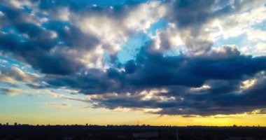 Şehir günbatımında zaman aşımı ve gece büyük şehirde gece lambası. 4K zaman ayarlı klip