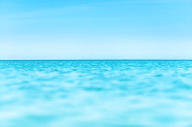 Gökyüzü ve bulutlu mavi deniz suyu. Doğa için mavi doku.