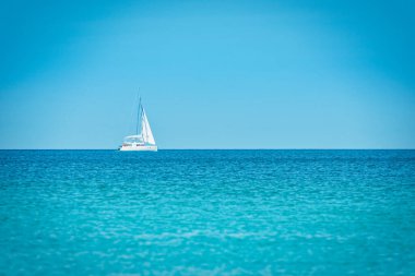 Mavi denizdeki beyaz yat Mavi su ve gökyüzü