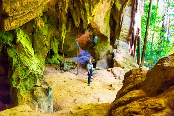 Pessoas Grande Cave Escuro Silhueta Mulher Caverna Luz Solar Floresta — Fotografia de Stock