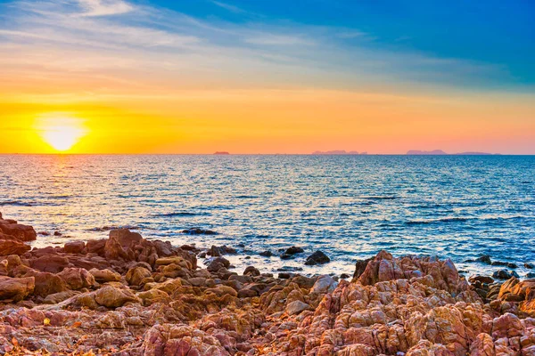 Kayalarla Gün Batımı Denizi Dramatik Gökyüzünde Gün Batımı Güneşi — Stok fotoğraf