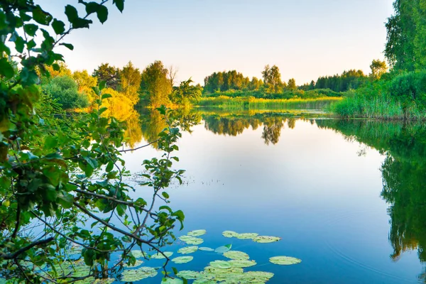 Sjövatten Solnedgång Och Natur Våren Landskap Med Blå Sjö Vatten — Stockfoto