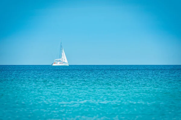 Mavi Denizdeki Beyaz Yat Mavi Gökyüzü — Stok fotoğraf