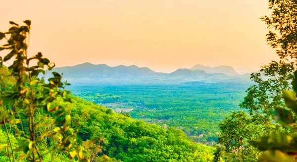 Montanhas Verdes Com Floresta Névoa Céu Pôr Sol — Fotografia de Stock