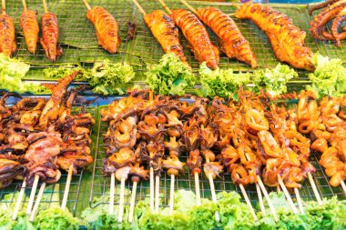 Sokak gıda pazarında karides, kalamar ve diğer deniz ürünleri.