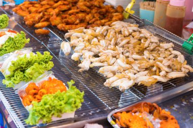 Sokak gıda pazarında karides ve diğer deniz ürünleri