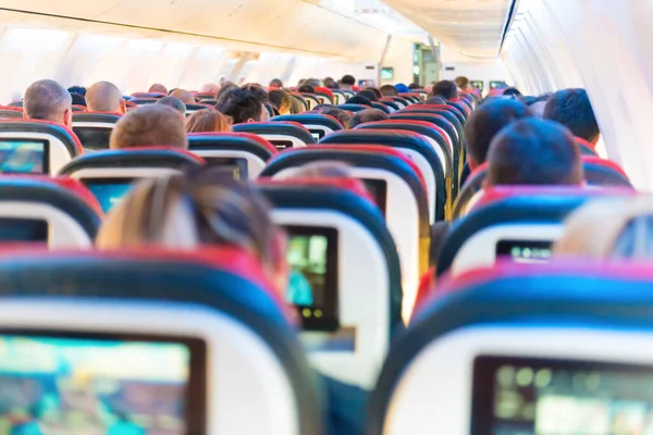 Uçağın Içinde Multimedya Ekranlarıyla Oturan Insanlar — Stok fotoğraf