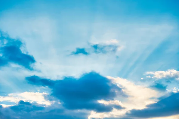 Sonnenstrahlen Die Durch Wolken Blauen Himmel Des Sonnenuntergangs Scheinen — Stockfoto