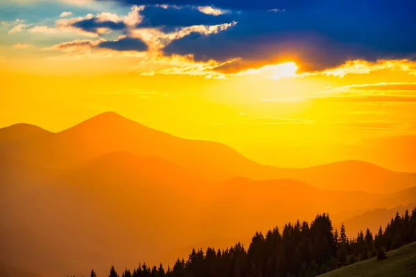 Hermosa Puesta Sol Dramática Las Montañas Paisaje Con Sol Brillando — Foto de Stock