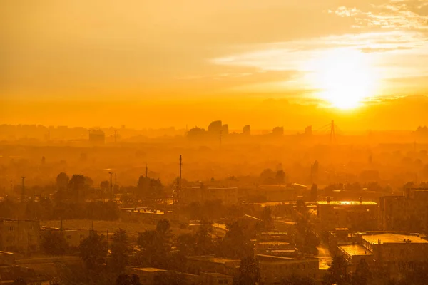 Stadsgezicht Met Zonsondergang Grote Stad Moderne Gebouwen Onder Dramatische Zonsondergang — Stockfoto