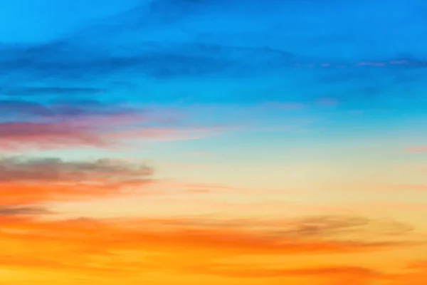 自然夕日の背景としてカラフルな雲と夕日劇的な空 — ストック写真
