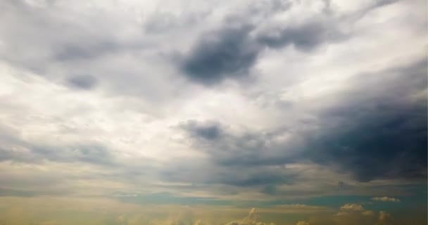 Время Заката Дождевые Облака Движутся Голубому Небу Солнечным Светом Timelapse — стоковое видео