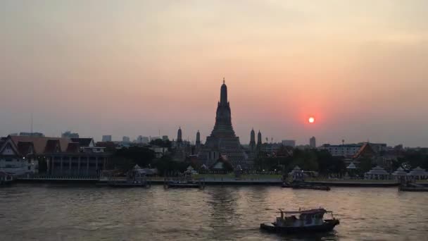 Timelapse Del Templo Del Amanecer Wat Arun Iluminado Reflejo Río — Vídeos de Stock