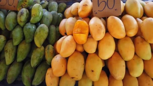 Frutti Mango Giallo Verde Frutto Della Passione Mandarini Sul Mercato — Video Stock
