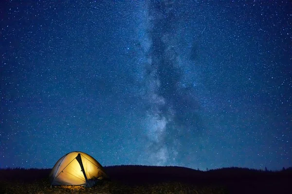 Tenda Iluminada Montanhas Sob Céu Azul Escuro Noite Com Muitas — Fotografia de Stock