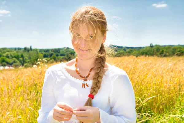 Hübsche Junge Lächelnde Frau Weißen Kleid Auf Einem Feld Mit — Stockfoto