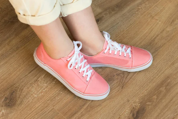 Casual Rosa Skor Sneakers Kvinna Fötter Trägolv Bakgrund — Stockfoto